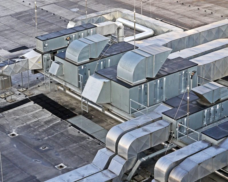 Dutos e unidades condensadoras instalados em cobertura pela Thermo ES