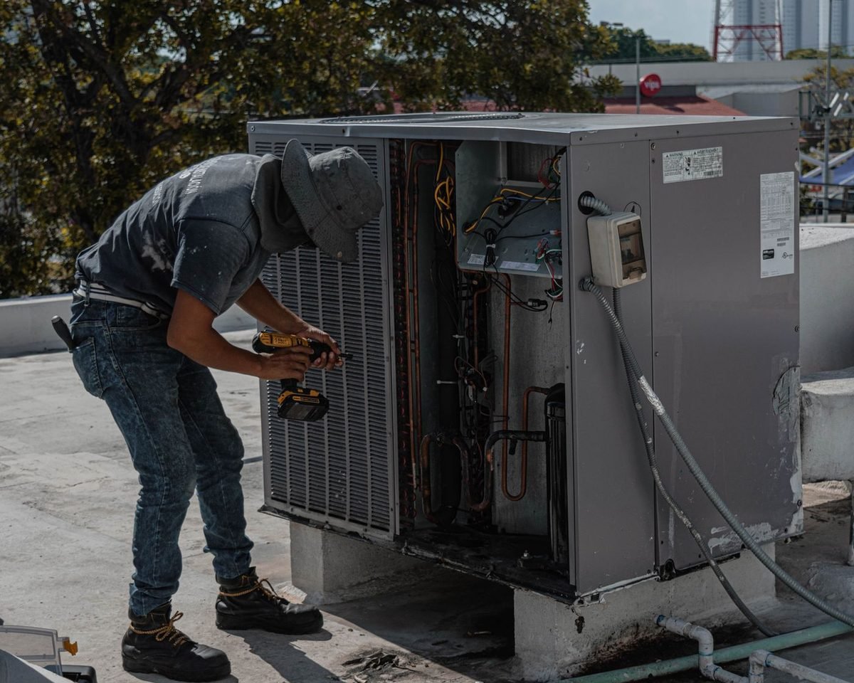 Técnico em manutenção de unidade rooftop de climatização