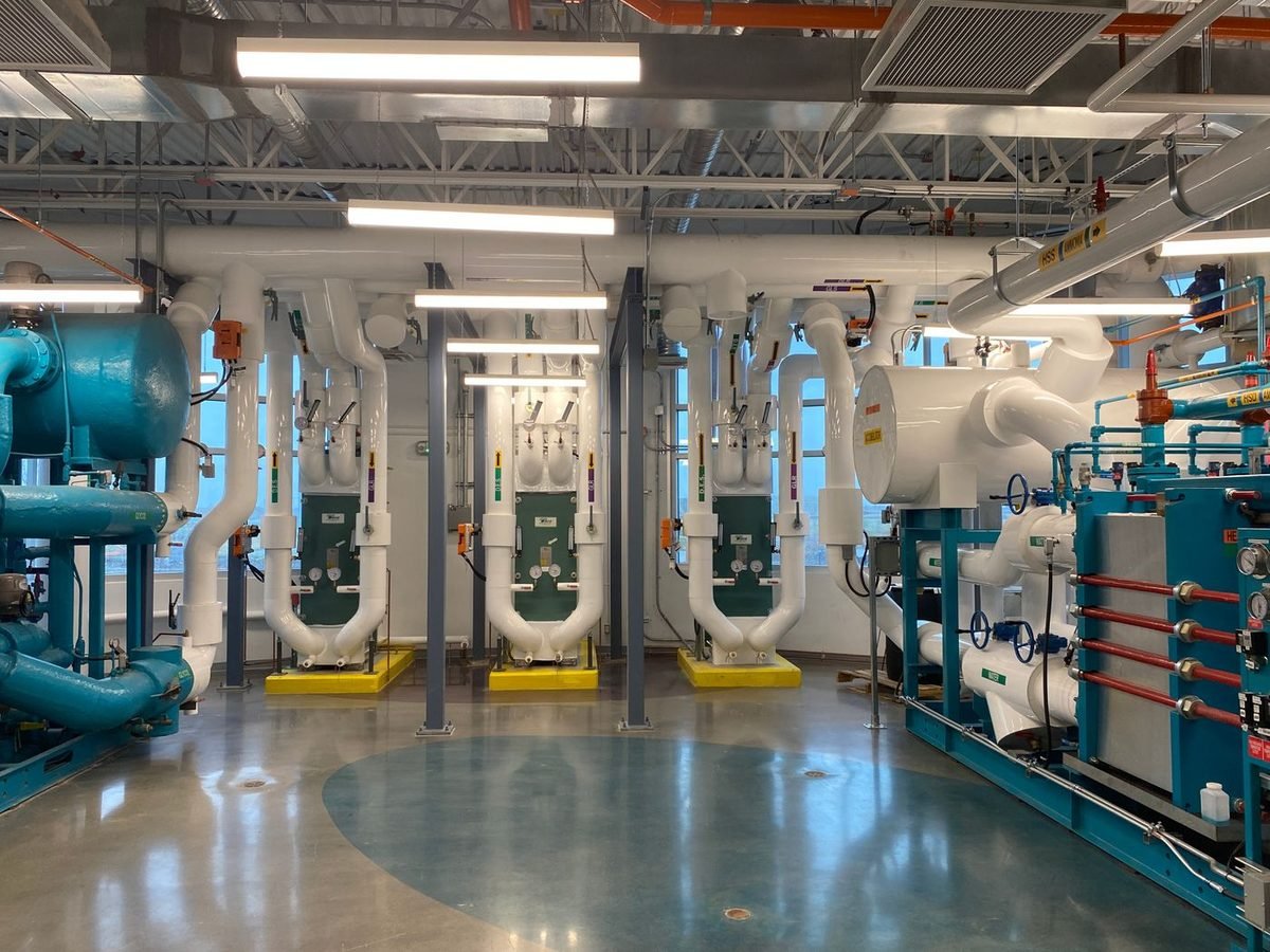 Casa de máquinas com chillers de um sistema de climatização central